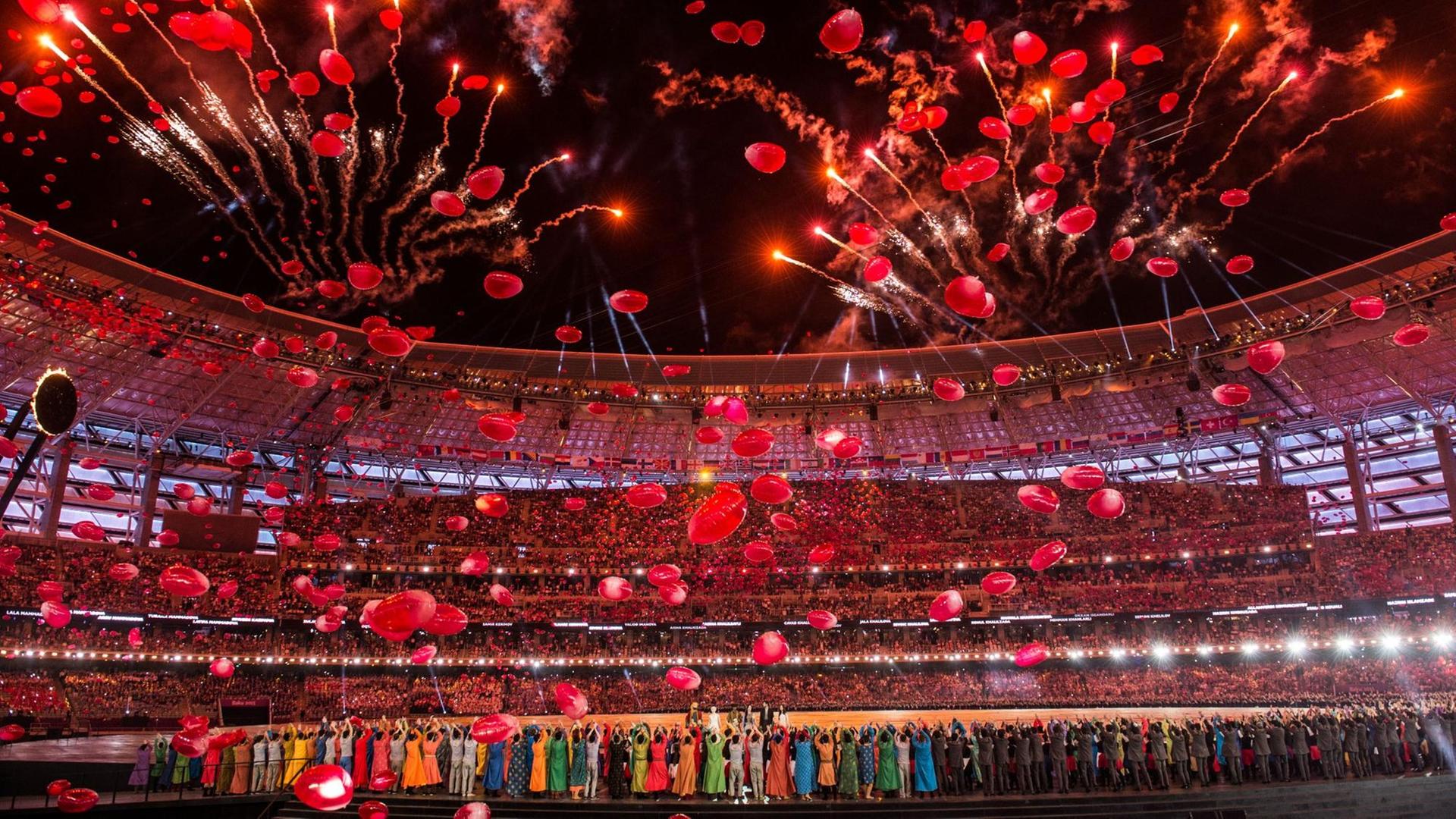 Rote Ballons steigen in den Himmel über dem Stadion in Baku/Aserbaidschan während der Eröffnungsfeier der Europaspiele Rote Ballons steigen in den Himmel über dem Stadion in Baku/Aserbaidschan während der Eröffnungsfeier der Europaspiele