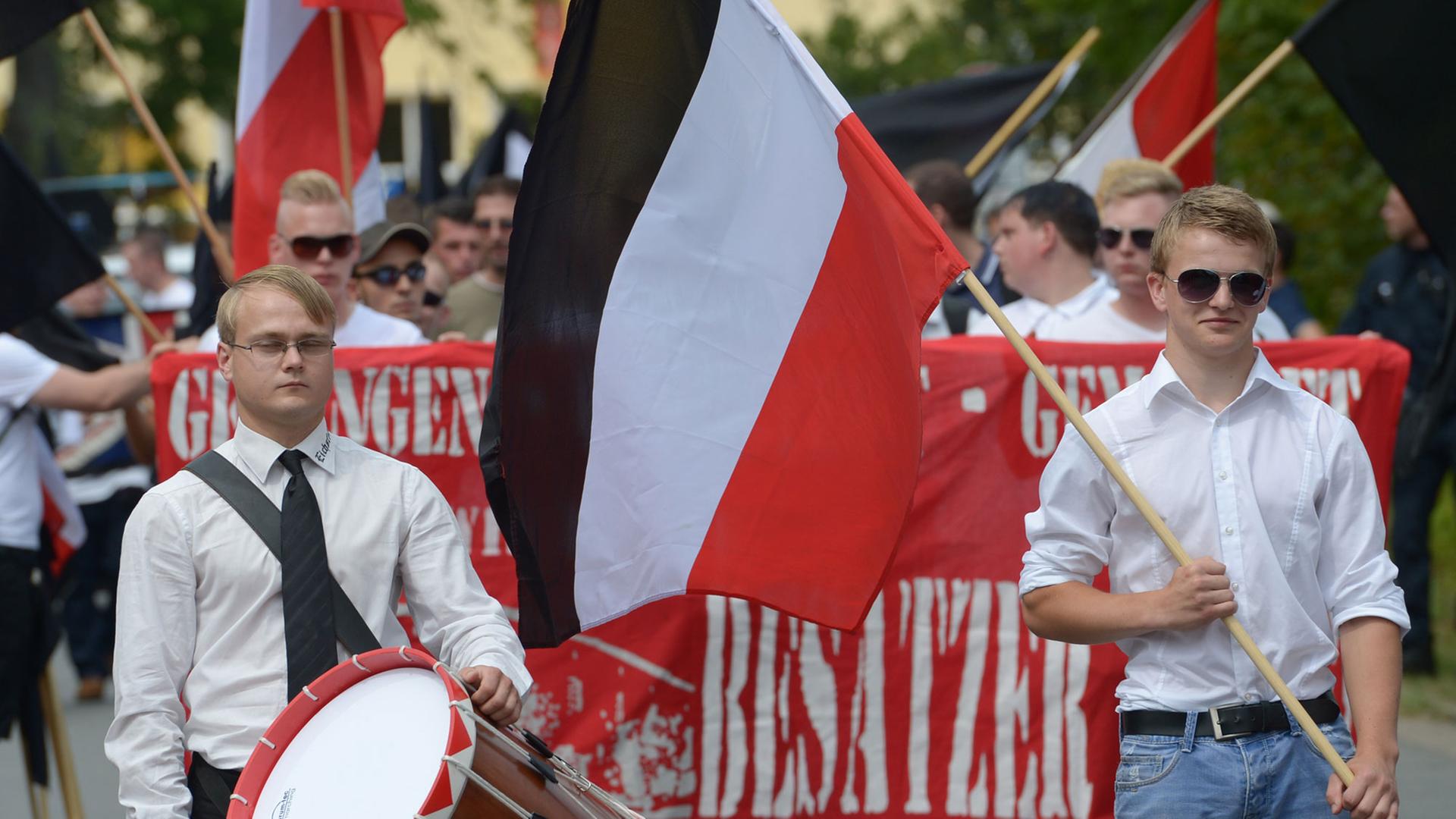 Neonazis marschieren durch die Innenstadt von Bad Nenndorf (Niedersachsen). Neonazis marschieren durch die Innenstadt von Bad Nenndorf (Niedersachsen).