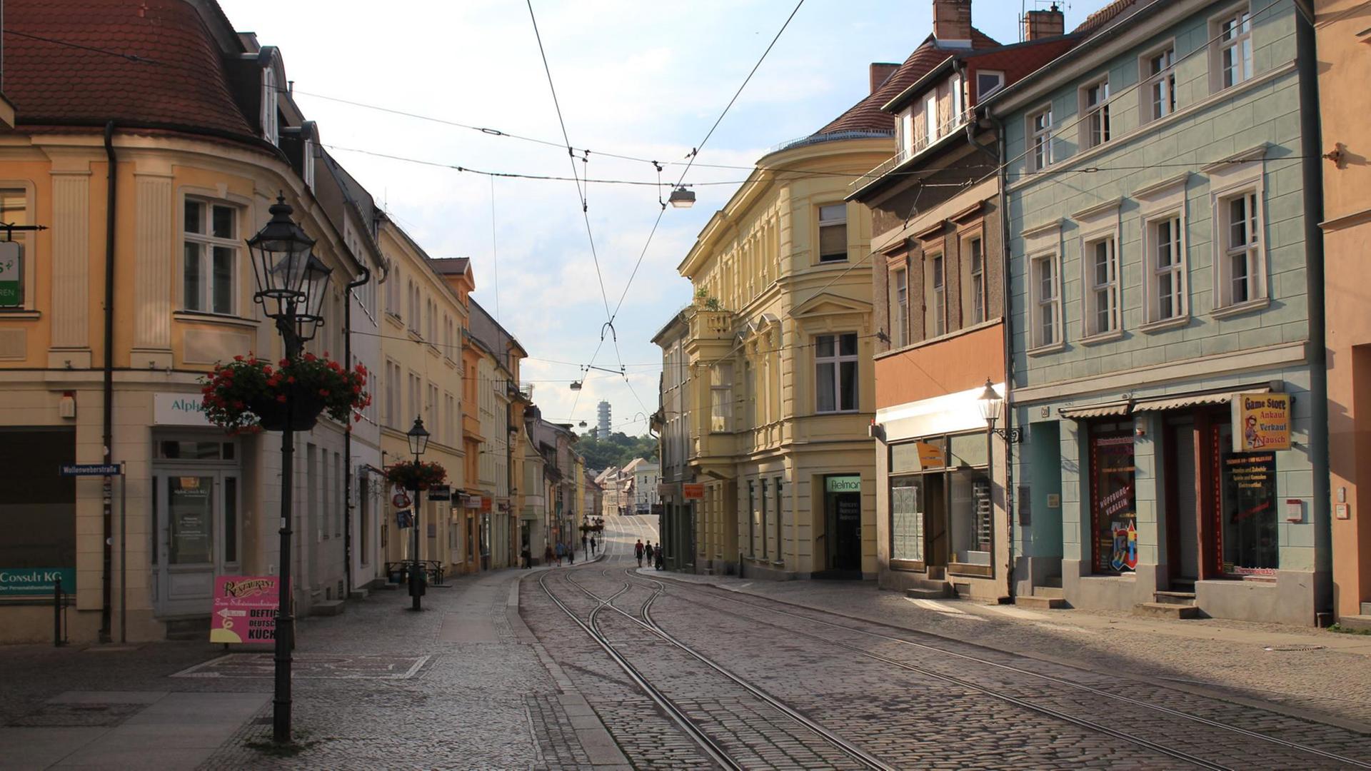 Eine menschenleere Straße in der Stadt Brandenburg. Eine menschenleere Straße in der Stadt Brandenburg.