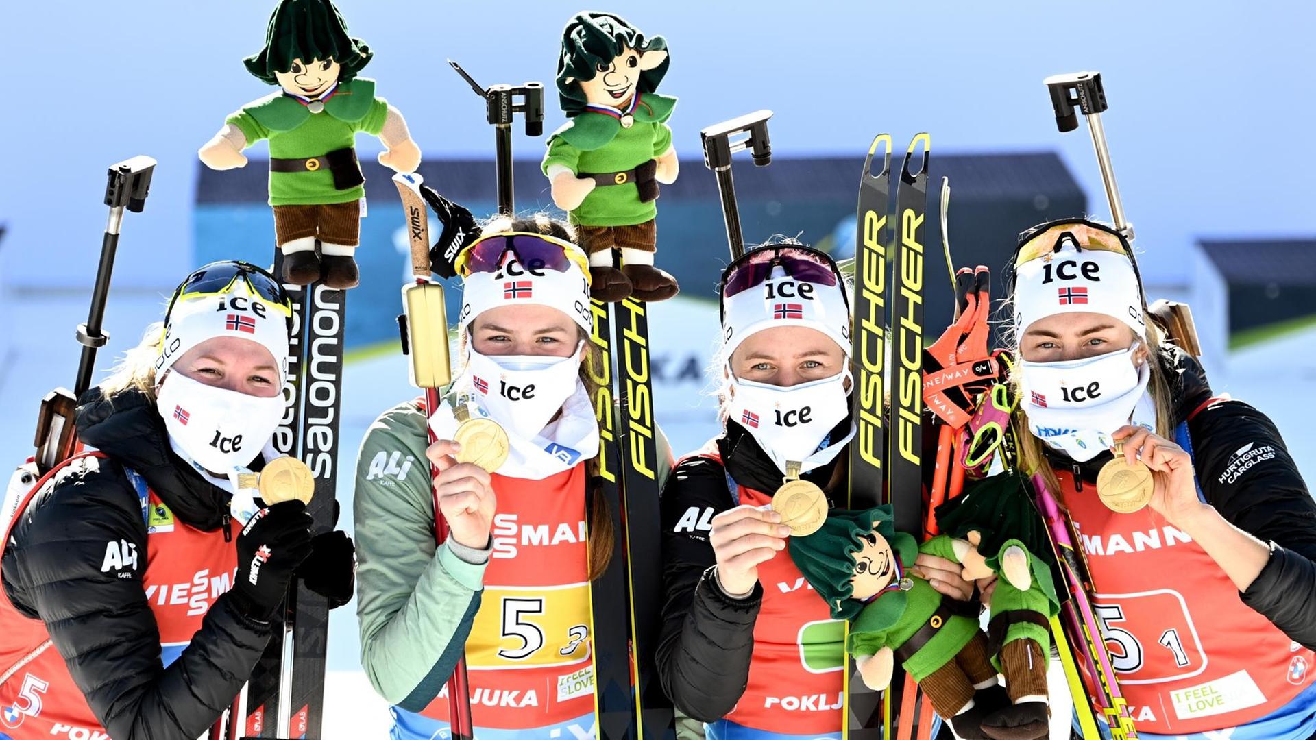 Die norwegischen Biathletinnen Marte Olsbu Roeiseland, Ida Lien, Tiril Eckhoff und Ingrid Landmark zeigen ihre Medaillen in die Kamera. Die norwegischen Biathletinnen Marte Olsbu Roeiseland, Ida Lien, Tiril Eckhoff und Ingrid Landmark zeigen ihre Medaillen in die Kamera.