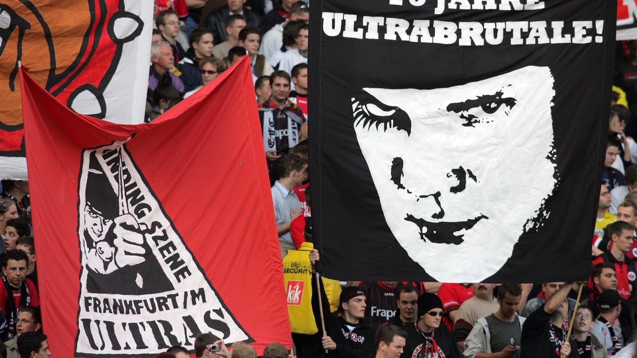Frankfurter Fans der Gruppe der 'Ultrabrutalen' im Bremer Weserstadion. Frankfurter Fans der Gruppe der 'Ultrabrutalen' im Bremer Weserstadion.