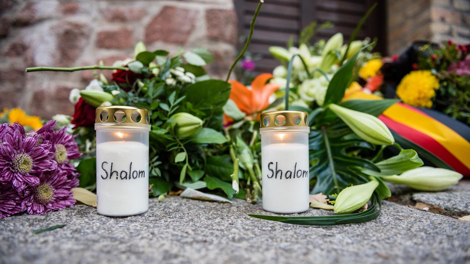 Blumen und Kerzen mit der Aufschrift Shalom vor der Synagoge in Halle. Blumen und Kerzen mit der Aufschrift Shalom vor der Synagoge in Halle.