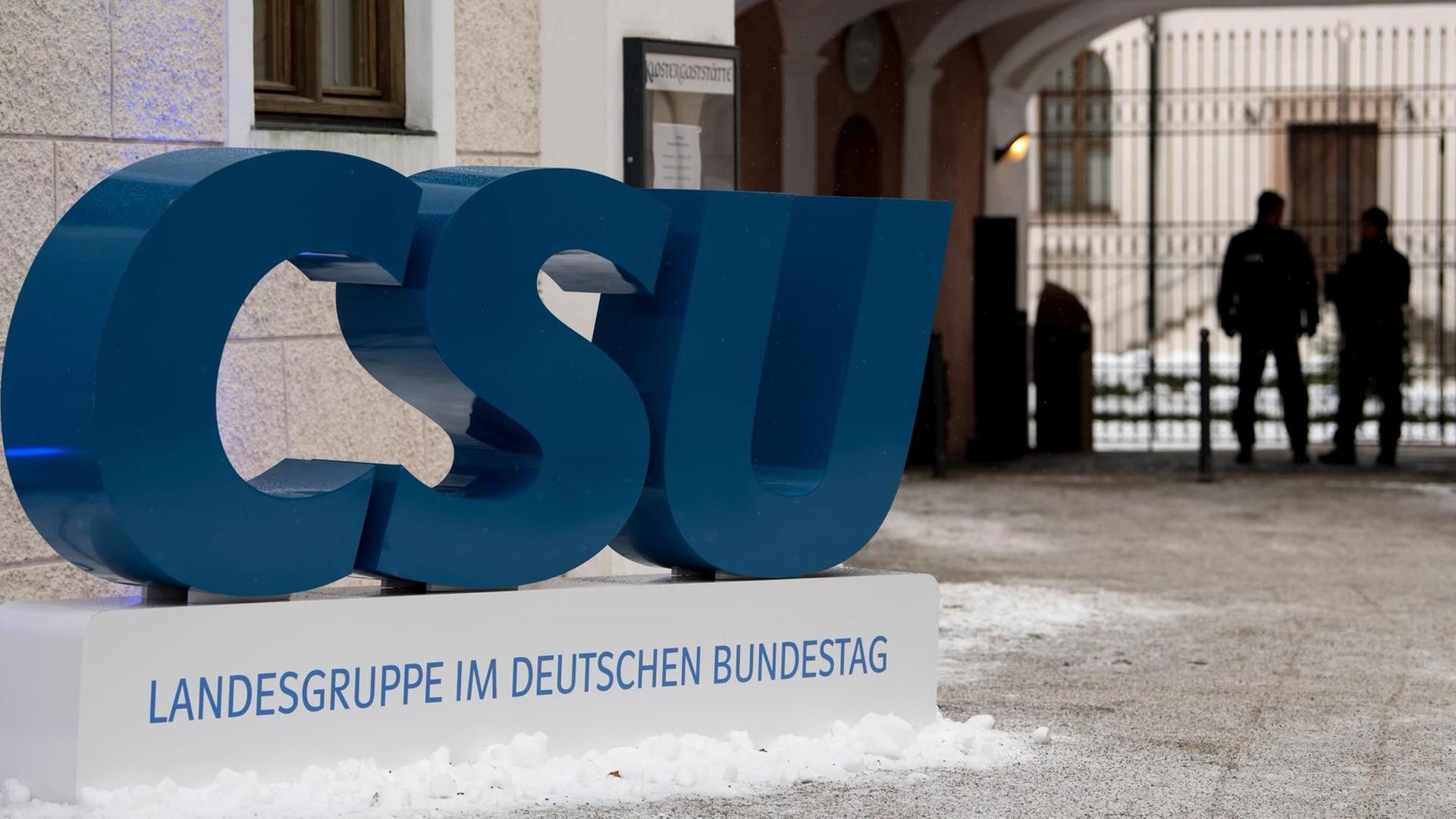 Das Logo der CSU ist am 04.01.2017 in Seeon vor dem Kloster Seeon zu sehen.