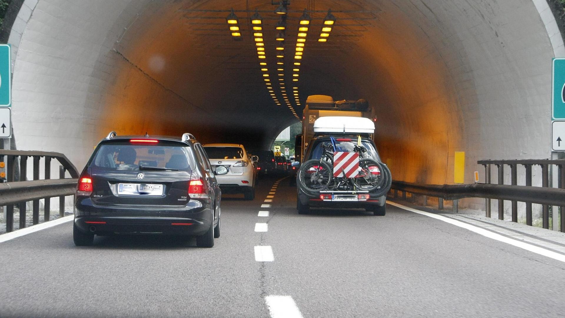 Brennerautobahn. Sie ist die wichtigste und einzige Autobahnverbindung von Nord nach Süd und umgekehrt. Dadurch herrscht auf dieser Autobahn immer ein hohes Verkehrsaufkommen. Sie wurde in den 1960er und 1970er Jahren als eine der ersten Gebirgsautobahnen gebaut. Foto: Klaus Nowottnick Datum: 24.08.2014 Brennerautobahn. Sie ist die wichtigste und einzige Autobahnverbindung von Nord nach Süd und umgekehrt. Dadurch herrscht auf dieser Autobahn immer ein hohes Verkehrsaufkommen. Sie wurde in den 1960er und 1970er Jahren als eine der ersten Gebirgsautobahnen gebaut. Foto: Klaus Nowottnick Datum: 24.08.2014
