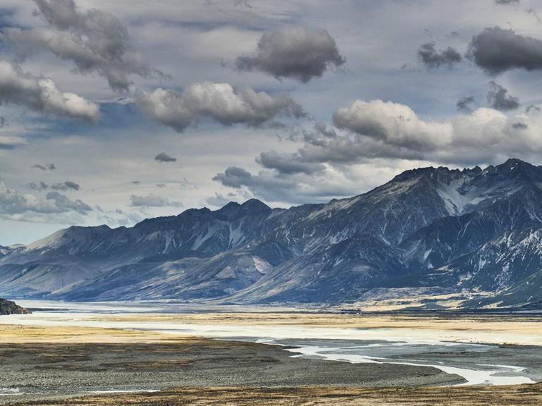 Der Mount-Cook-Nationalpark In Neuseeland: Ein beeindruckendes Panorama aus karger Landschaft und episch zerklüfteten Bergen