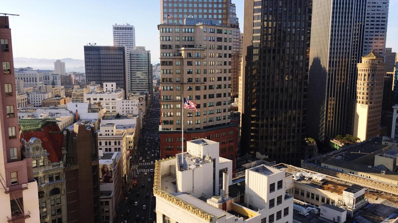 Blick über Hochhäuser des Geschäftsdistrikts in San Francisco.