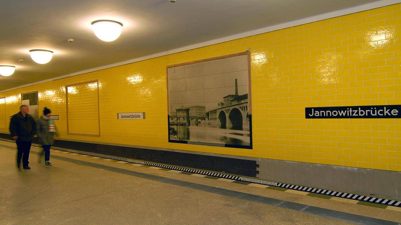 Das Gleis des U-Bahnhofs in dynamischer Ansicht. Die Kacheln an der Wand sind strahlend gelb. Das Gleis des U-Bahnhofs in dynamischer Ansicht. Die Kacheln an der Wand sind strahlend gelb.