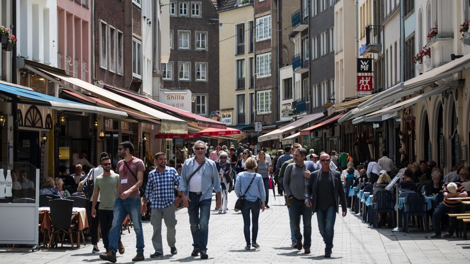 Besucher gehen durch die Düsseldorfer Altstadt Besucher gehen durch die Düsseldorfer Altstadt