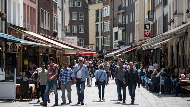 Besucher gehen durch die Düsseldorfer Altstadt