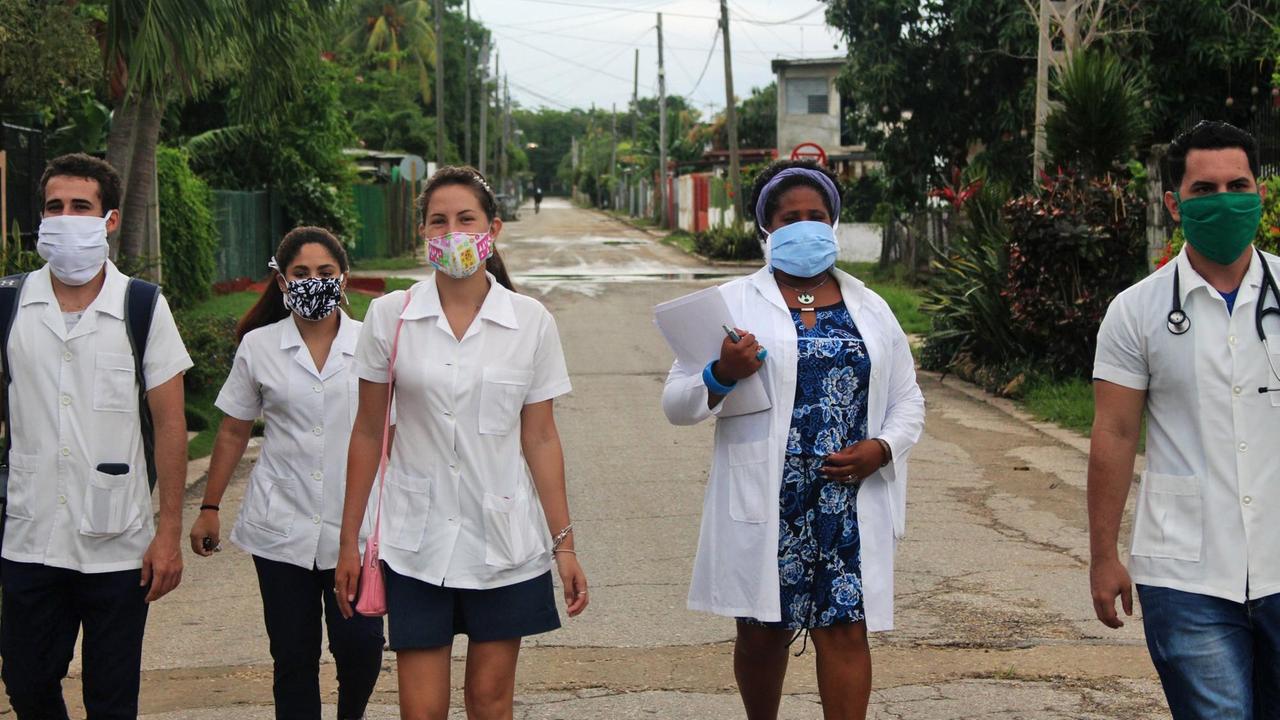 Dr. Yudileikis Rodriguez (2.v.r.) und eine Gruppe von Studenten besuchen Häuser in ihrer Gemeinde auf der Suche nach Corona-Verdachtsfällen. Tag für Tag gehen auf Kuba Tausende Ärzte und Medizinstudenten von Tür zu Tür und suchen nach Infizierten.