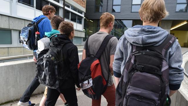 Eine Gruppe Schüler geht im September 2014 in Ailingen (Baden-Württemberg) nach den Sommerferien zur Realschule Ailingen; im Hintergrund das Schulgebäude.