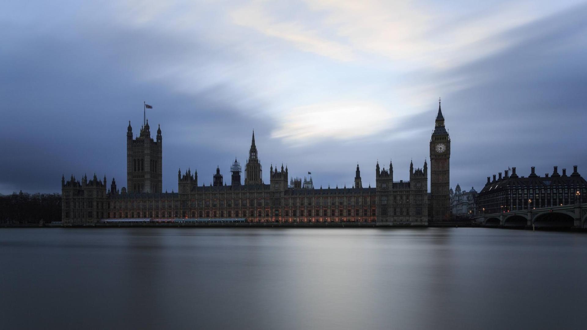 Die die britischen Palamentsgebäude und der Big Ben in London an der Themse. Die die britischen Palamentsgebäude und der Big Ben in London an der Themse.