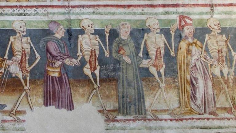 Auf einem Kirchenfresko tanzen Gerippe mit Mitgliedern unterschiedlicher Stände. Auf einem Kirchenfresko tanzen Gerippe mit Mitgliedern unterschiedlicher Stände.