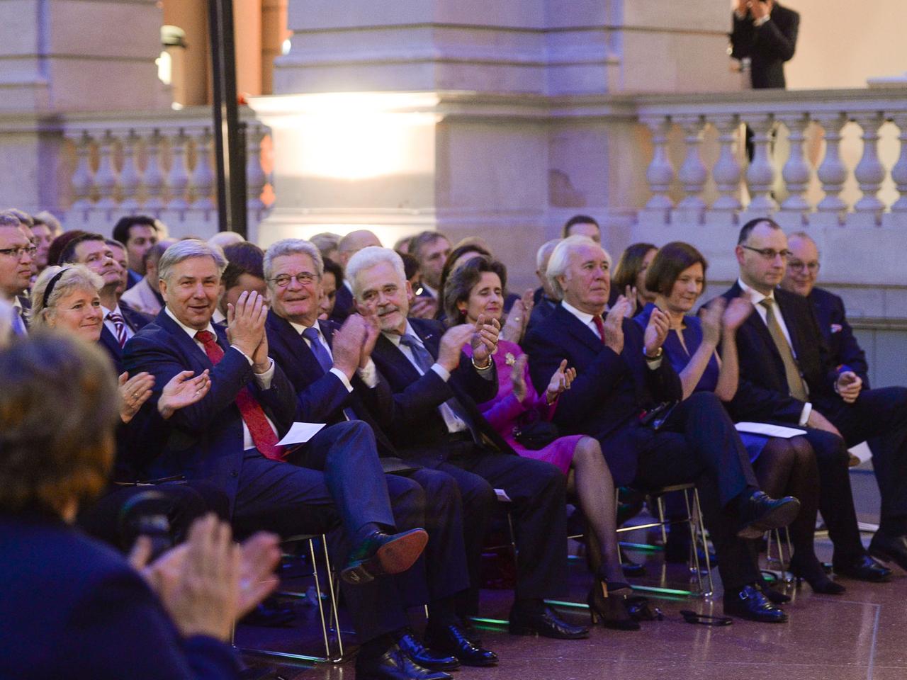 Ein Blick ins Publikum beim Festakt in Berlin. Rechts neben Bundespräsident Joachim Gauck sitzt der Intendant des Deutschlandradios, Dr. Willi Steul. Links Berlins Regierender Bürgermeister Klaus Wowereit. Ein Blick ins Publikum beim Festakt in Berlin. Rechts neben Bundespräsident Joachim Gauck sitzt der Intendant des Deutschlandradios, Dr. Willi Steul. Links Berlins Regierender Bürgermeister Klaus Wowereit.
