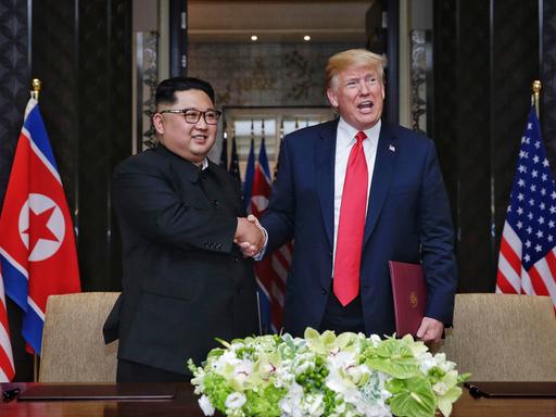 Kim Jong-un (l.) und Donald Trump