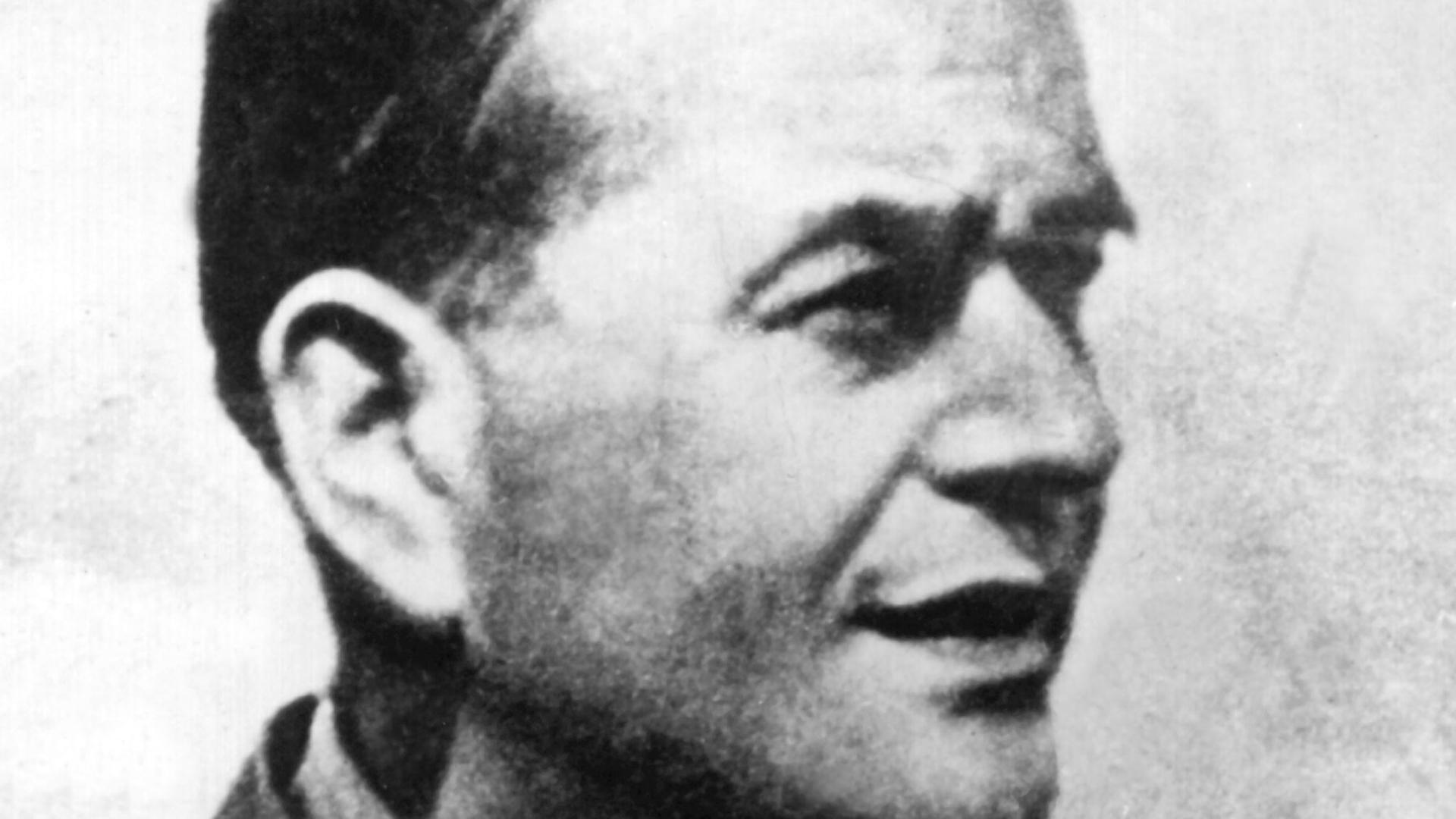 Der Architekt und Politiker Albert Speer in einer zeitgenössischen Aufnahme. Am 31. März 1937 wurde er zum Generalbauinspektor der Reichshauptstadt Berlin berufen. Als Reichsminister war er seit Anfang der 40er Jahre für Bewaffnung, Munition, Rüstung und Kriegsproduktion zuständig. Daneben fungierte er als Generalinspekteur für das Straßenwesen, Wasser und Energie. Im Nürnberger Kriegsverbrecherprozeß wurde Speer zu 20 Jahren Haft verurteilt. Er wurde am 19. März 1905 in Mannheim geboren und ist am 1. September 1981 in London gestorben. Der Architekt und Politiker Albert Speer in einer zeitgenössischen Aufnahme. Am 31. März 1937 wurde er zum Generalbauinspektor der Reichshauptstadt Berlin berufen. Als Reichsminister war er seit Anfang der 40er Jahre für Bewaffnung, Munition, Rüstung und Kriegsproduktion zuständig. Daneben fungierte er als Generalinspekteur für das Straßenwesen, Wasser und Energie. Im Nürnberger Kriegsverbrecherprozeß wurde Speer zu 20 Jahren Haft verurteilt. Er wurde am 19. März 1905 in Mannheim geboren und ist am 1. September 1981 in London gestorben.