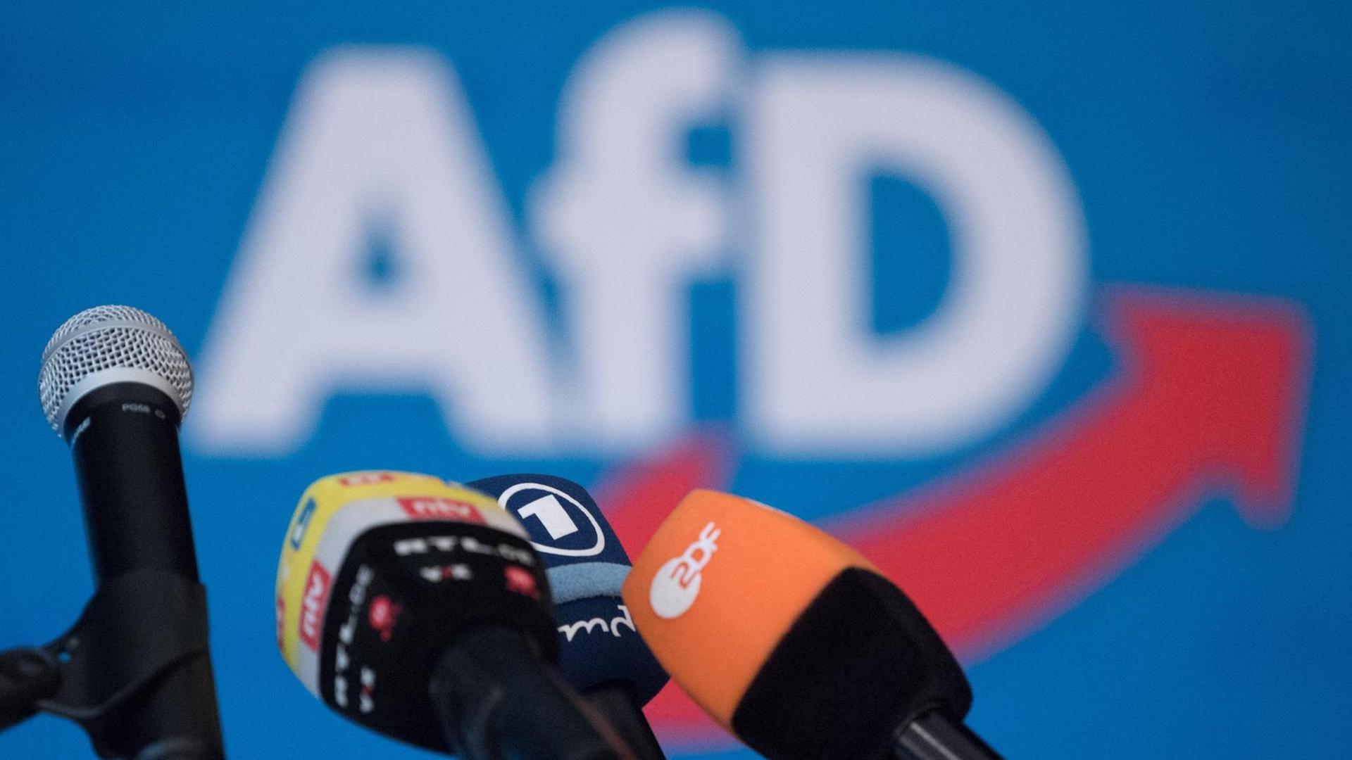 Die Mikrofone verschiedener Medien stehen anlässlich einer Wahlkampfveranstaltung der AfD auf dem Rednerpult. Die Mikrofone verschiedener Medien stehen anlässlich einer Wahlkampfveranstaltung der AfD auf dem Rednerpult.