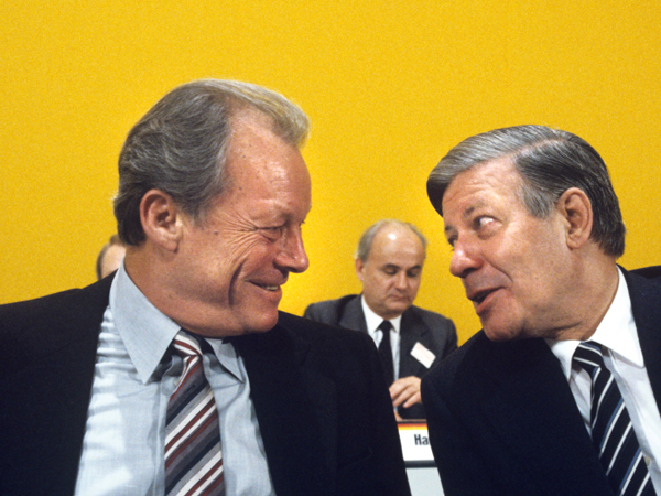 Willy Brandt (l) und Bundeskanzler Helmut Schmidt (r) im Gespräch auf dem SPD-Parteitag in Berlin 1979