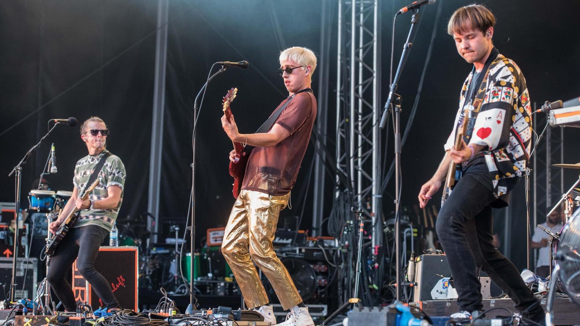 Die österreichische Band Bilderbuch steht am 17.07.2015 in Gräfenhainichen (Sachsen-Anhalt) während des Melt-Festivals auf der Bühne.