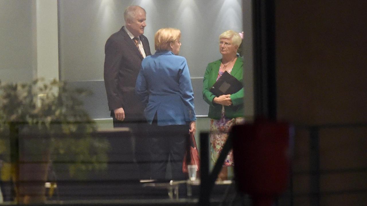 CSU-Chef Horst Seehofer (l-r), Bundeskanzlerin Angela Merkel (CDU,M) und Gerda Hasselfeldt, Vorsitzende der CSU-Landesgruppe im Deutschen Bundestag unterhalten sich in Berlin nach dem Spitzentreffen der Koalition zur Reform der Erbschaftsteuer im Kanzleramt. CSU-Chef Horst Seehofer (l-r), Bundeskanzlerin Angela Merkel (CDU,M) und Gerda Hasselfeldt, Vorsitzende der CSU-Landesgruppe im Deutschen Bundestag unterhalten sich in Berlin nach dem Spitzentreffen der Koalition zur Reform der Erbschaftsteuer im Kanzleramt.