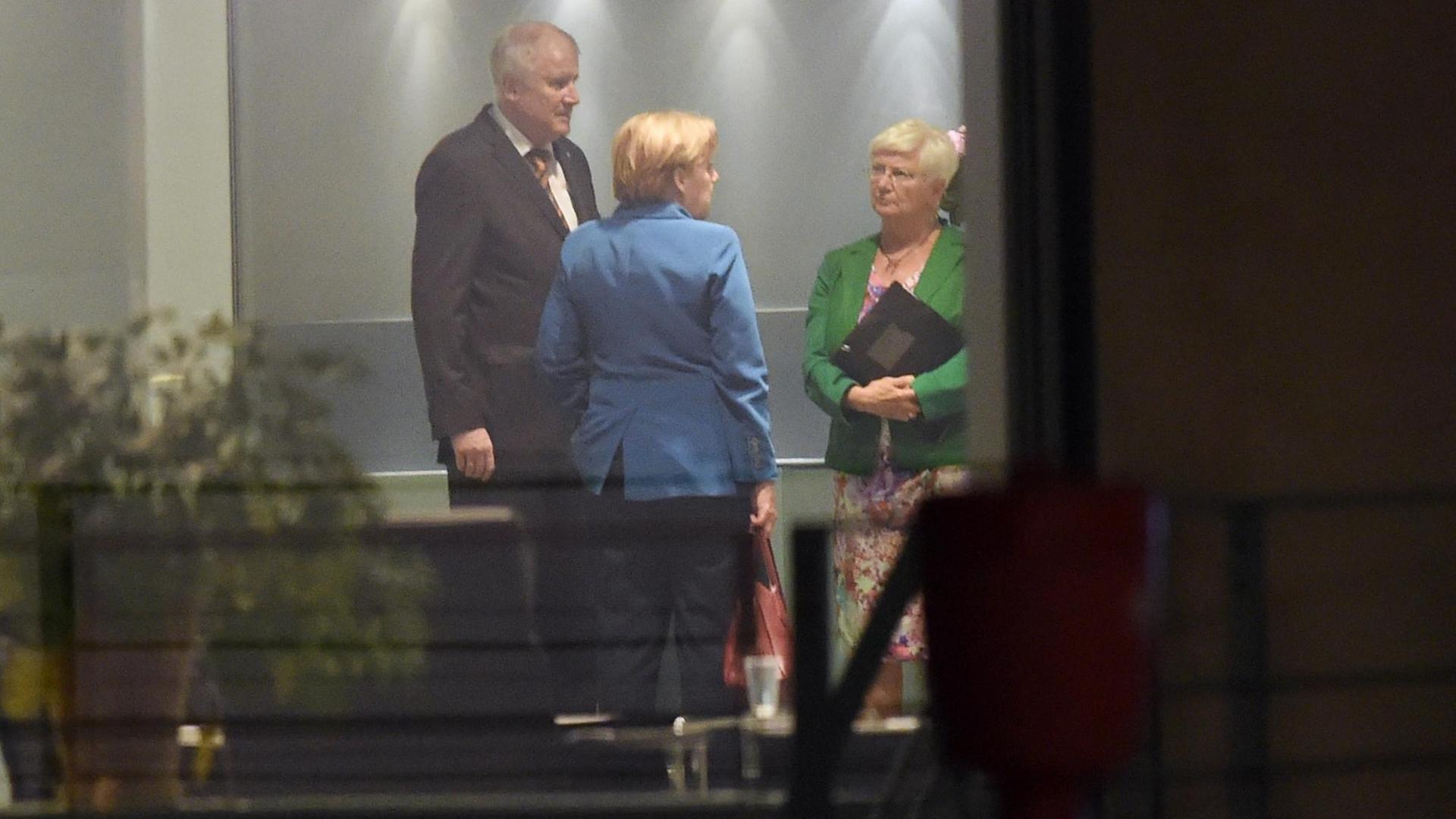 CSU-Chef Horst Seehofer (l-r), Bundeskanzlerin Angela Merkel (CDU,M) und Gerda Hasselfeldt, Vorsitzende der CSU-Landesgruppe im Deutschen Bundestag unterhalten sich in Berlin nach dem Spitzentreffen der Koalition zur Reform der Erbschaftsteuer im Kanzleramt. CSU-Chef Horst Seehofer (l-r), Bundeskanzlerin Angela Merkel (CDU,M) und Gerda Hasselfeldt, Vorsitzende der CSU-Landesgruppe im Deutschen Bundestag unterhalten sich in Berlin nach dem Spitzentreffen der Koalition zur Reform der Erbschaftsteuer im Kanzleramt.