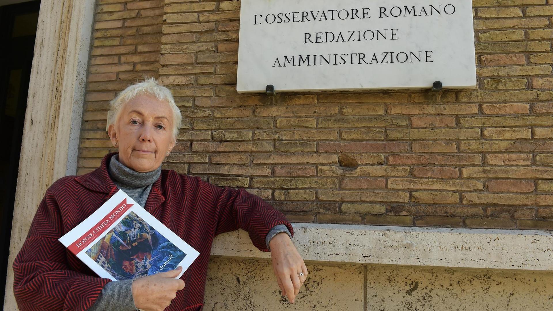Die Journalistin Lucetta Scaraffia hält eine Ausgabe der vatikanischen Frauenzeitschrift "Donne Chiesa Mondo" in der Hand