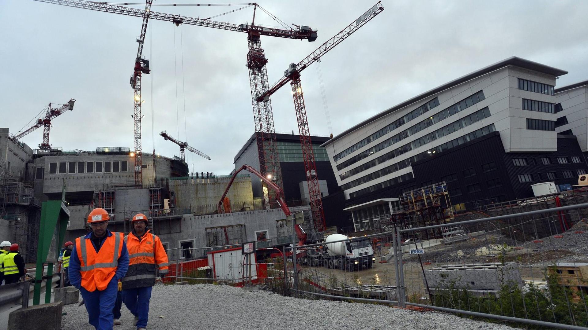 Bauarbeiten an einem neuen Block im Kernkraftwerk Flamanville; aufgenommen am 07.11.2012. Das Kernkraftwerk Flamanville, an der Westküste der französischen Halbinsel Cotentin am Ärmelkanal, hat insgesamt zwei in Betrieb befindliche Blöcke und einen in Bau befindlichen Block. Foto: PHOTOPQR/OUEST FRANCE/Stéphane GEUFROI/MaxPPP Bauarbeiten an einem neuen Block im Kernkraftwerk Flamanville; aufgenommen am 07.11.2012. Das Kernkraftwerk Flamanville, an der Westküste der französischen Halbinsel Cotentin am Ärmelkanal, hat insgesamt zwei in Betrieb befindliche Blöcke und einen in Bau befindlichen Block. Foto: PHOTOPQR/OUEST FRANCE/Stéphane GEUFROI/MaxPPP