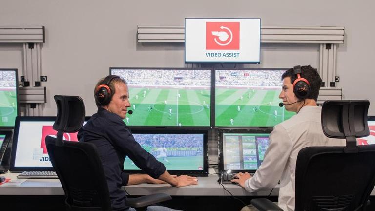 Der Schiedsrichter Sascha Stegemann (l.) und ein Operator sitzen am 20.07.2017 in Köln (Nordrhein-Westfalen) im DFL-Video-Assist-Center vor Monitoren, die Spielszenen zeigen. Die Videoassistenten sollen mit Beginn der neuen Bundesligasaison das Schiedsrichter-Gespann auf dem Feld bei strittigen Entscheidungen unterstützen. Der Schiedsrichter Sascha Stegemann (l.) und ein Operator sitzen am 20.07.2017 in Köln (Nordrhein-Westfalen) im DFL-Video-Assist-Center vor Monitoren, die Spielszenen zeigen. Die Videoassistenten sollen mit Beginn der neuen Bundesligasaison das Schiedsrichter-Gespann auf dem Feld bei strittigen Entscheidungen unterstützen.
