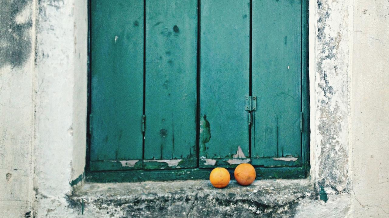 Orangen auf einem Fensterbrett Orangen auf einem Fensterbrett