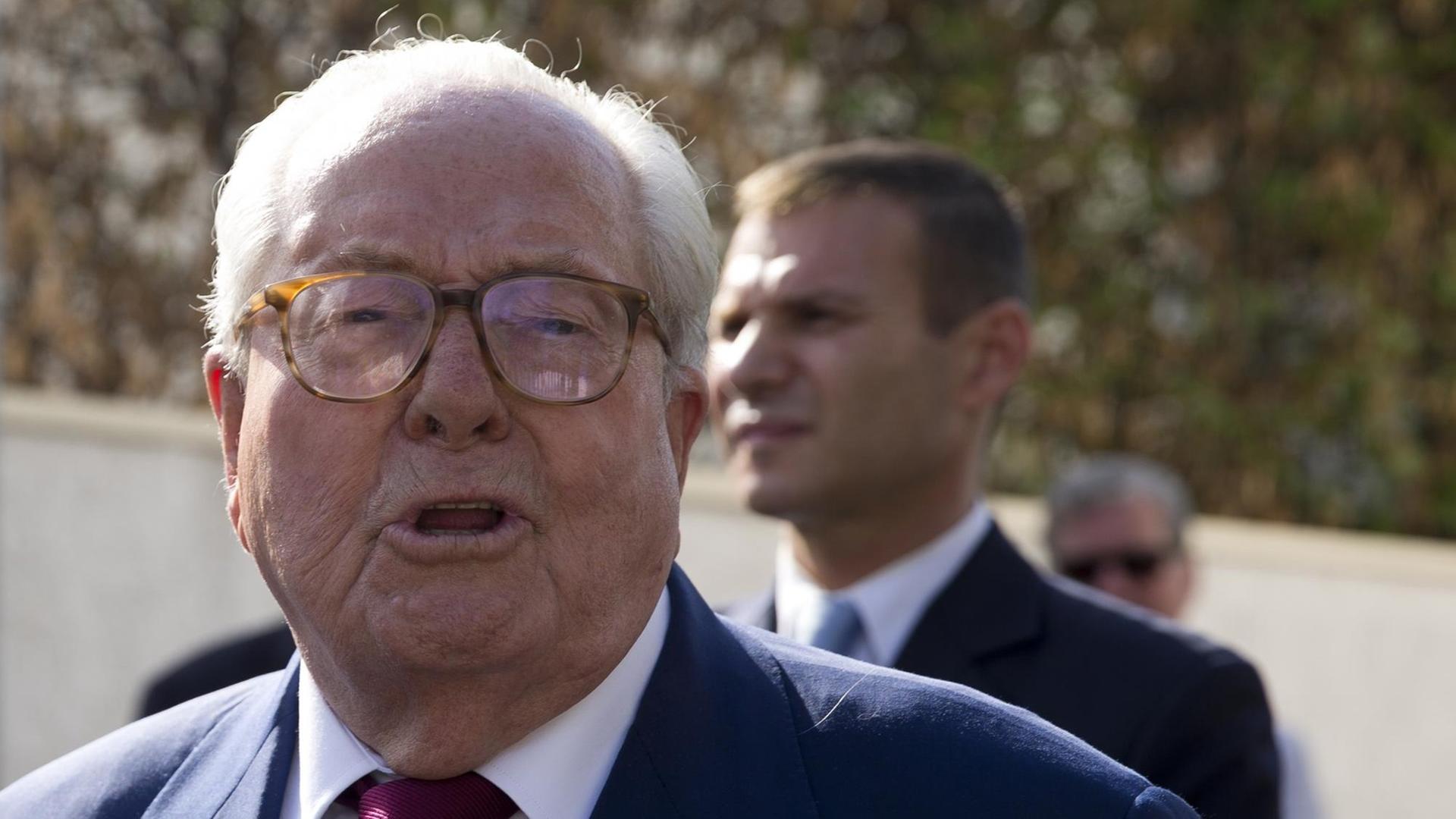 Front-National-Gründer Jean-Marie Le Pen verlässt die Parteizentrale in Nanterre bei Paris.