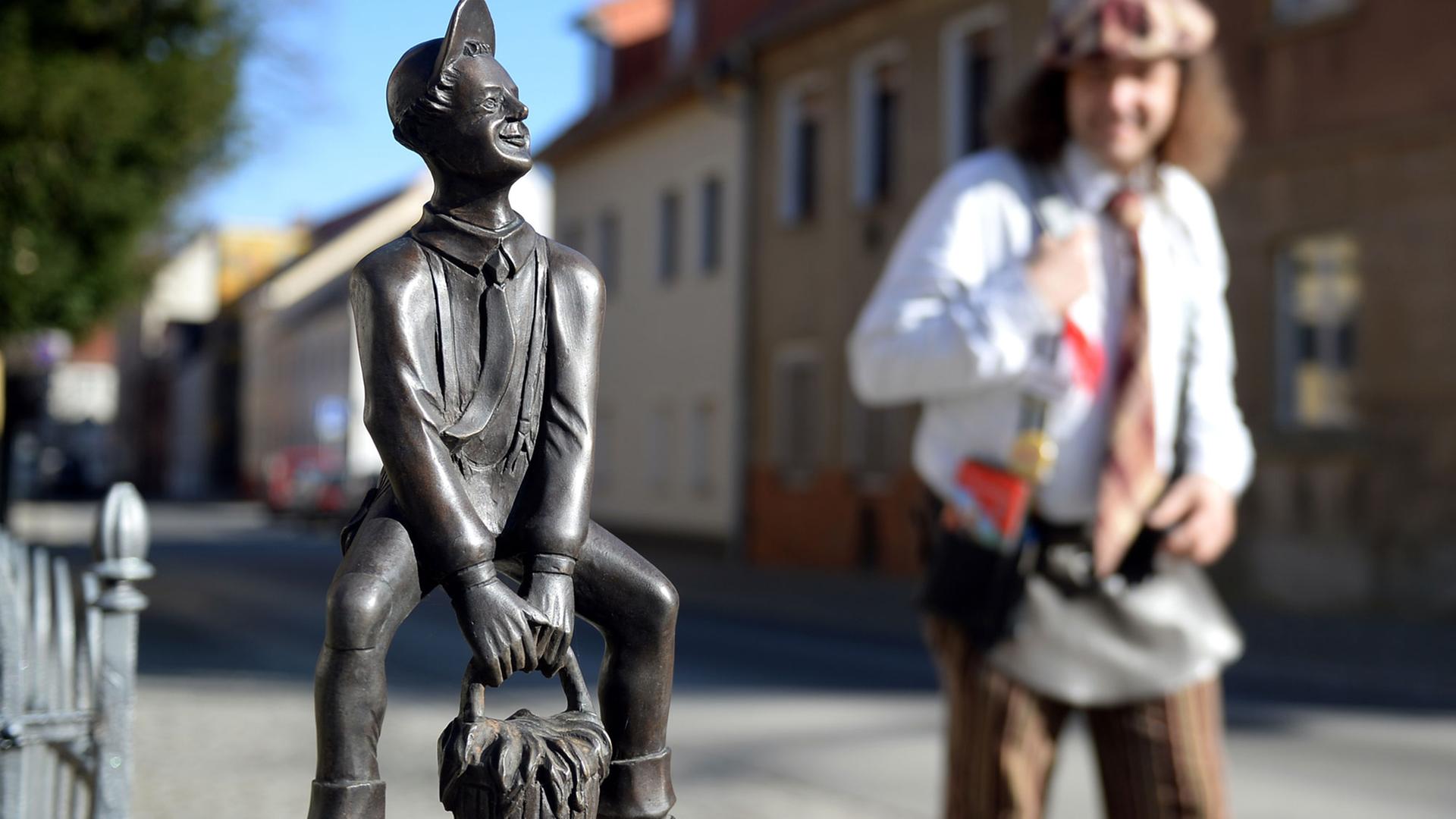 Figur auf einem Witze-Rundweg. In Calau (Brandenburg) stehen kleine Bronzefiguren des Bildhauers Werner Bruning, die Schusterjungen darstellen und Geschichtliches zum Ort erzählen. Schuster und Schuhmacher machten einst die Stadt berühmt. Figur auf einem Witze-Rundweg. In Calau (Brandenburg) stehen kleine Bronzefiguren des Bildhauers Werner Bruning, die Schusterjungen darstellen und Geschichtliches zum Ort erzählen. Schuster und Schuhmacher machten einst die Stadt berühmt.