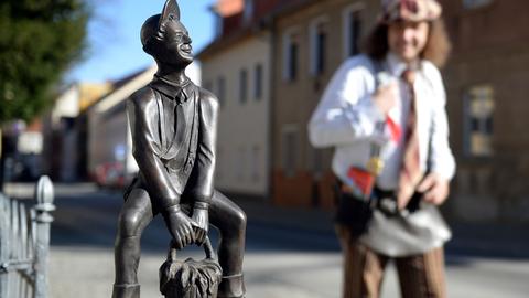 Figur auf einem Witze-Rundweg. In Calau (Brandenburg) stehen kleine Bronzefiguren des Bildhauers Werner Bruning, die Schusterjungen darstellen und Geschichtliches zum Ort erzählen. Schuster und Schuhmacher machten einst die Stadt berühmt.