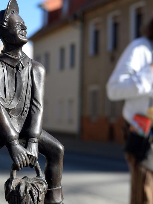Figur auf einem Witze-Rundweg. In Calau (Brandenburg) stehen kleine Bronzefiguren des Bildhauers Werner Bruning, die Schusterjungen darstellen und Geschichtliches zum Ort erzählen. Schuster und Schuhmacher machten einst die Stadt berühmt.