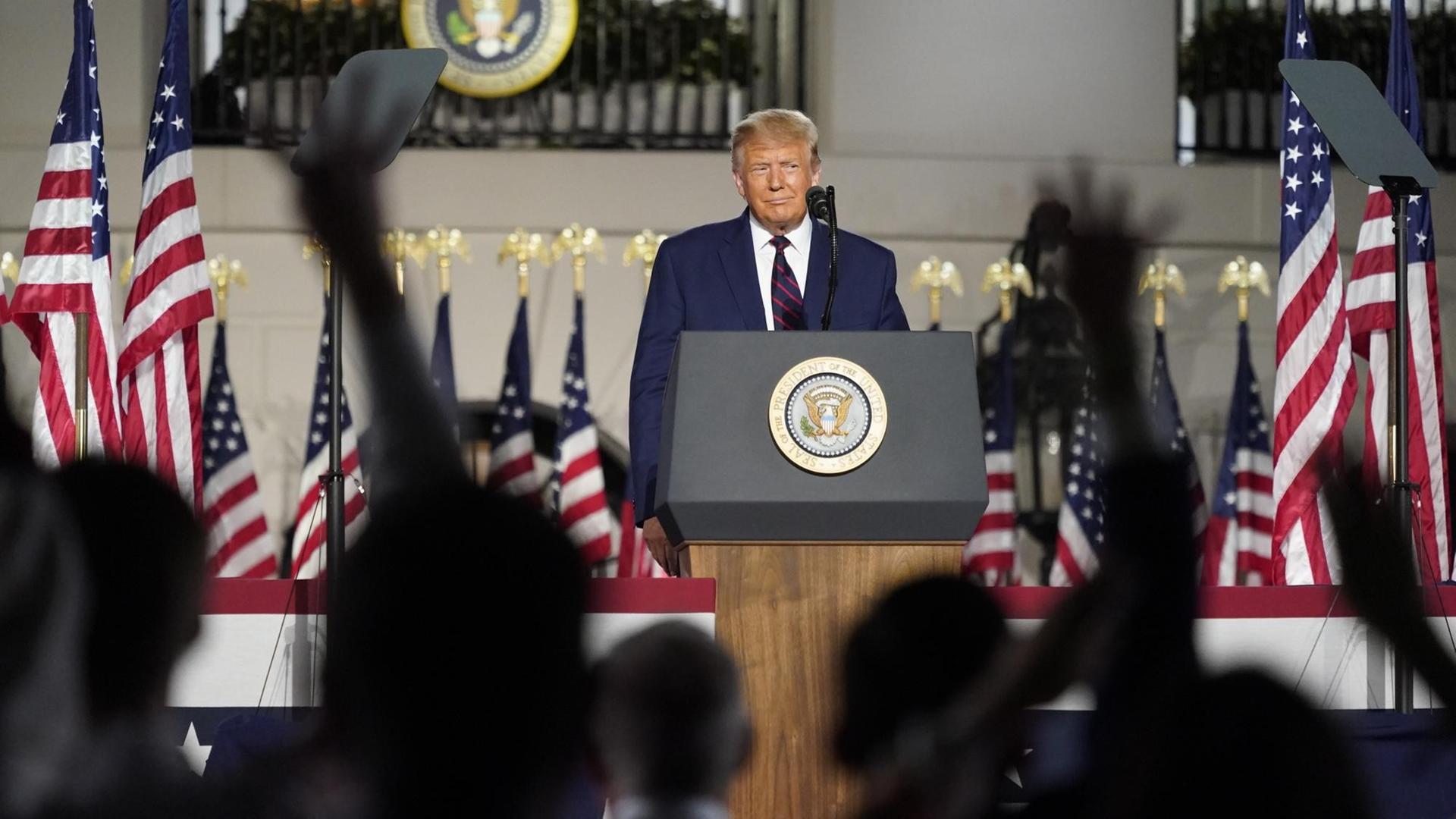 US-Präsident Donald Trump vor dem Weißen Haus bei der Annahme seiner Nominierung für eine erneute Prsidentschaft durch die Republiknische Partei US-Präsident Donald Trump vor dem Weißen Haus bei der Annahme seiner Nominierung für eine erneute Prsidentschaft durch die Republiknische Partei