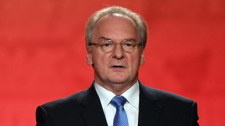 Sachsen-Anhalts Ministerpräsident Reiner Haseloff (CDU) spricht am 31.10.2017 im Stadthaus in Lutherstadt Wittenberg (Sachsen-Anhalt) beim Festakt des 500. Jahrestag des Beginns der Reformation. Der Reformator Martin Luther soll der Überlieferung nach am 31. Oktober 1517 seine 95 Thesen gegen den Ablasshandel an die Tür der Wittenberger Schlosskirche angeschlagen haben. Das Datum gilt als Beginn der weltweiten Reformation und jährt sich 2017 zum 500. Mal. Sachsen-Anhalts Ministerpräsident Reiner Haseloff (CDU) spricht am 31.10.2017 im Stadthaus in Lutherstadt Wittenberg (Sachsen-Anhalt) beim Festakt des 500. Jahrestag des Beginns der Reformation. Der Reformator Martin Luther soll der Überlieferung nach am 31. Oktober 1517 seine 95 Thesen gegen den Ablasshandel an die Tür der Wittenberger Schlosskirche angeschlagen haben. Das Datum gilt als Beginn der weltweiten Reformation und jährt sich 2017 zum 500. Mal.