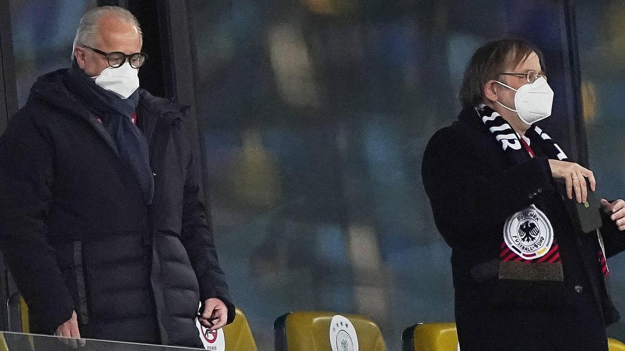 Links ist DFB-Präsident Fritz Keller, rechts sein Stellvertreter Rainer Koch Links ist DFB-Präsident Fritz Keller, rechts sein Stellvertreter Rainer Koch