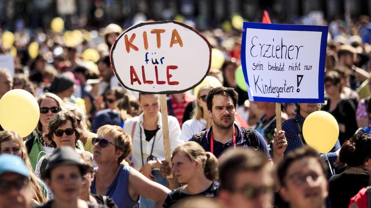 In Berlin demonstrieren Eltern und Erzieher für mehr Plätze in den Kitas und eine bessere Bezahlung der Erzieher. In Berlin demonstrieren Eltern und Erzieher für mehr Plätze in den Kitas und eine bessere Bezahlung der Erzieher.
