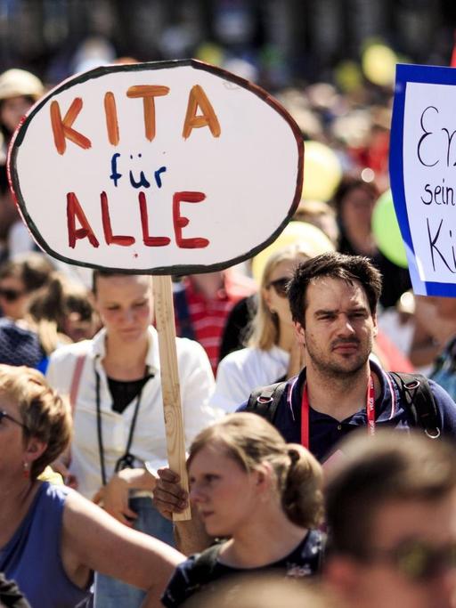 In Berlin demonstrieren Eltern und Erzieher für mehr Plätze in den Kitas und eine bessere Bezahlung der Erzieher.