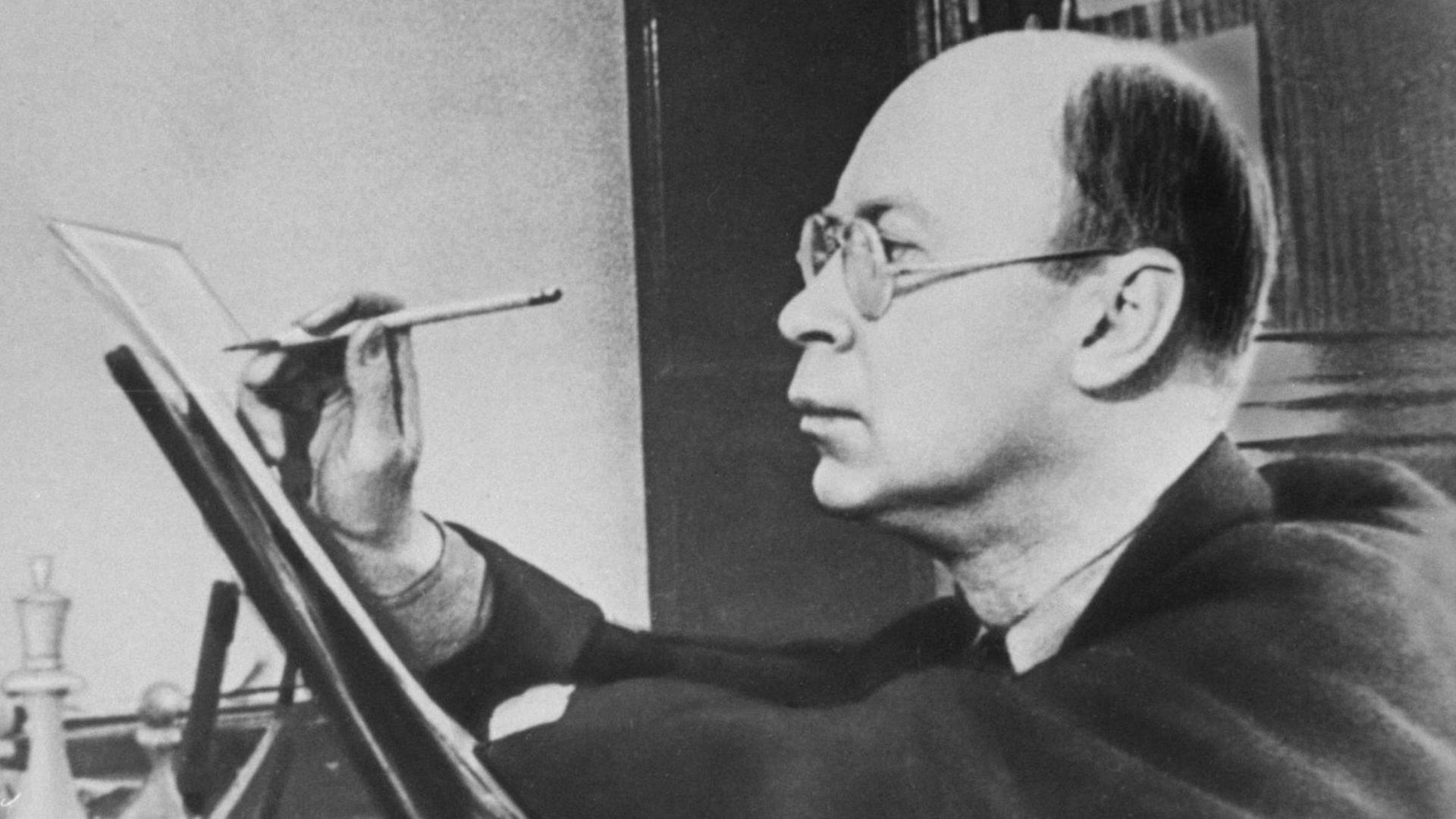 Der russische Komponist Sergej Prokofjew bei der Arbeit Der russische Komponist Sergej Prokofjew bei der Arbeit