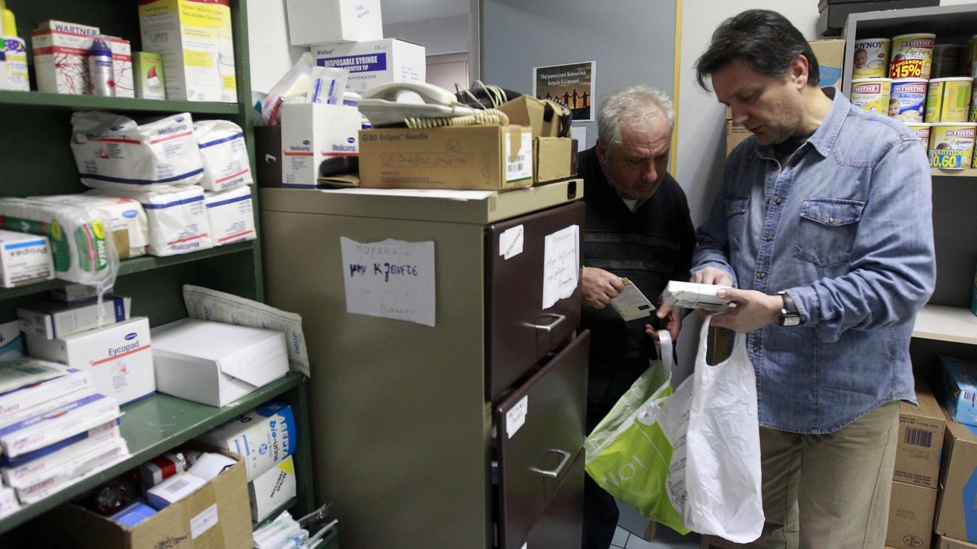 In einer Gemeinschaftsklinik in Helliniko, Athen gibt ein Freiwilliger Medikamente an einen Patienten ohne Krankenversicherung aus. Hundert Apotheker und Ärzte arbeiten dort ehrenamtlich.