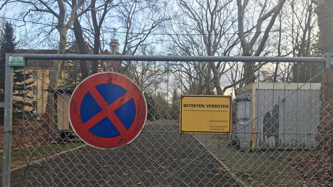 "Betreten verboten" steht auf einem Schild an einem Metallzaun.
