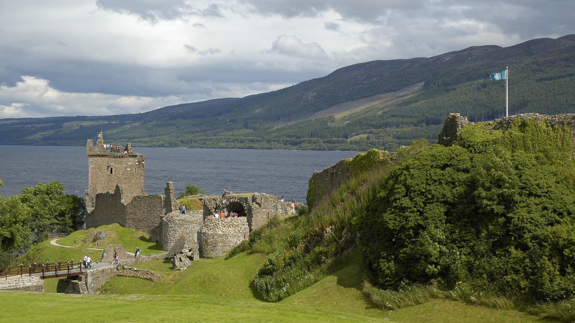 Blick auf die Ruine des Urquhart Castle am Loch Ness in den Schottischen Highlands gelegen, Blickrichtung Osten vom Highway A62 aus gesehen. Aufgenommen am 13.08.2010