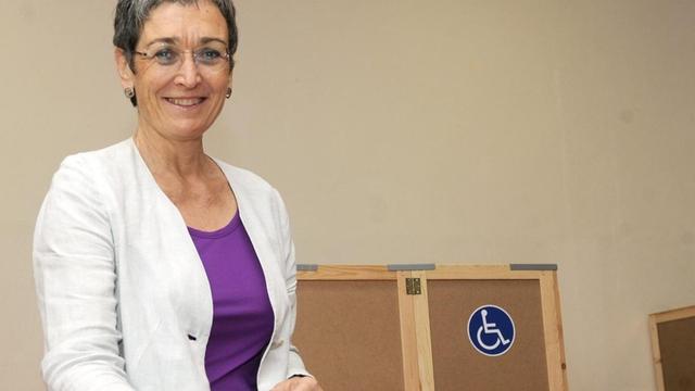 Ulrike Lunacek (Grüne), Vizepräsidentin des Europaparlaments, gibt ihre Stimme bei der Bundespräsidentenwahl in Österreich ab.