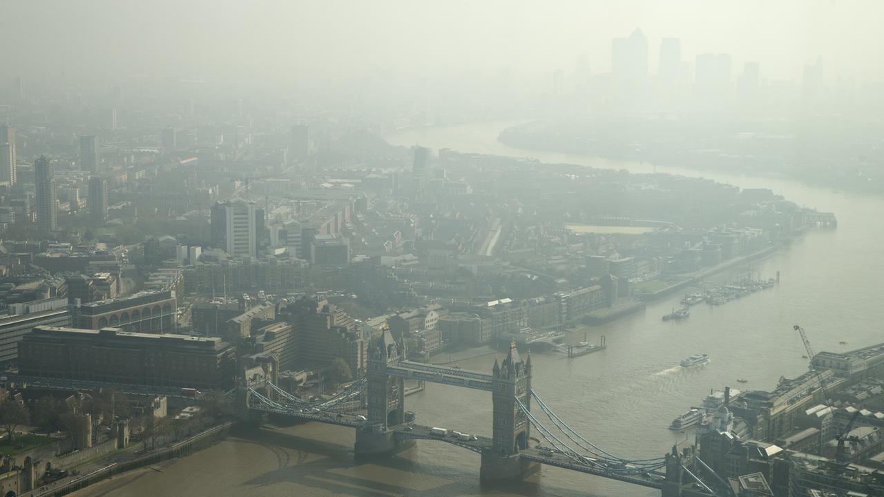 Smog über London mit Blick auf die Tower Bridge. Smog über London mit Blick auf die Tower Bridge.