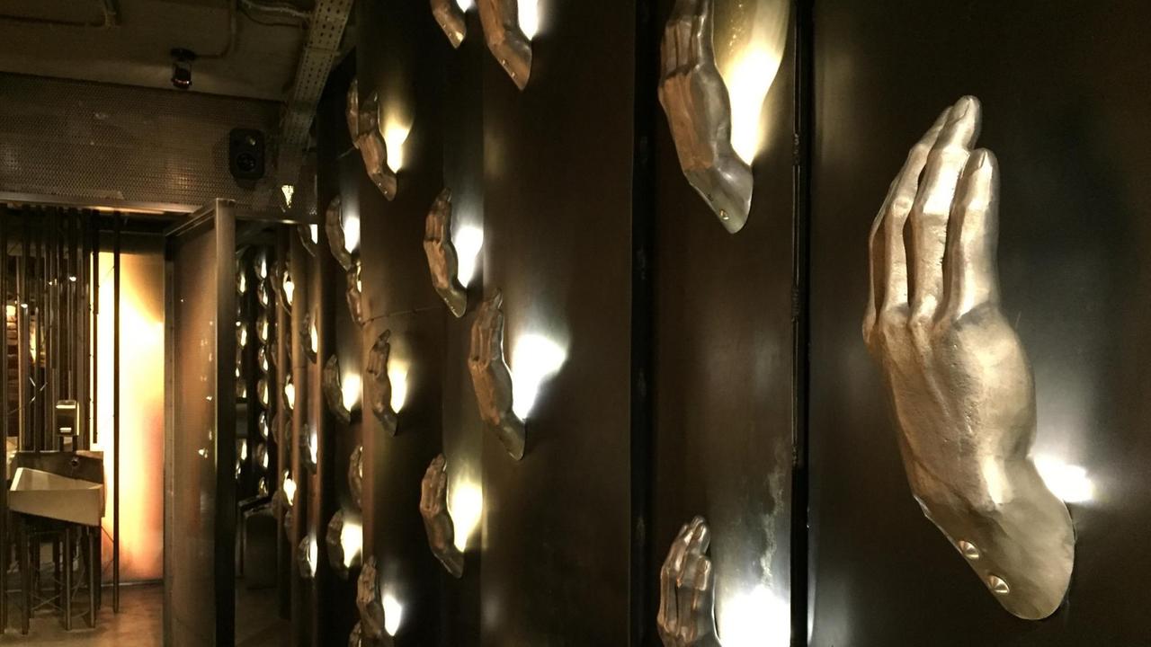 Am Eingang des Restaurants "Ostannaja Barrikada" erinnern 100 Hände an die Gefallenen des Maidan. Am Eingang des Restaurants "Ostannaja Barrikada" erinnern 100 Hände an die Gefallenen des Maidan.