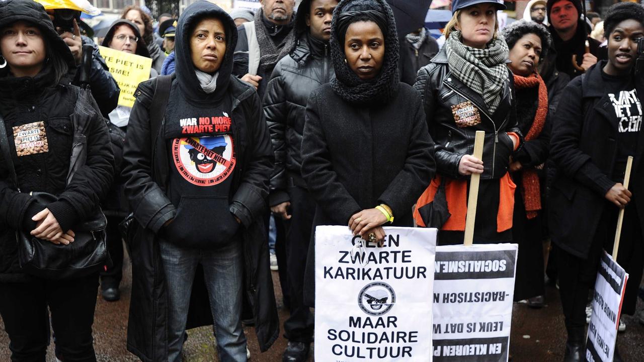 Demonstranten protestieren in Amsterdam gegen die Figur des "Zwarten Piet".