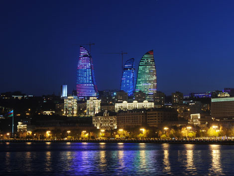 Die neu errichteten "Flame Towers" in Baku