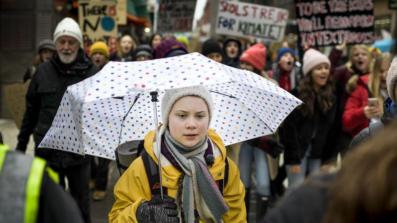 Die schwedische Schülerin Greta Thunberg bei den von ihr initiierten Fridays-for-Future-Klimaschutzprotesten in Stockholm. Die schwedische Schülerin Greta Thunberg bei den von ihr initiierten Fridays-for-Future-Klimaschutzprotesten in Stockholm.