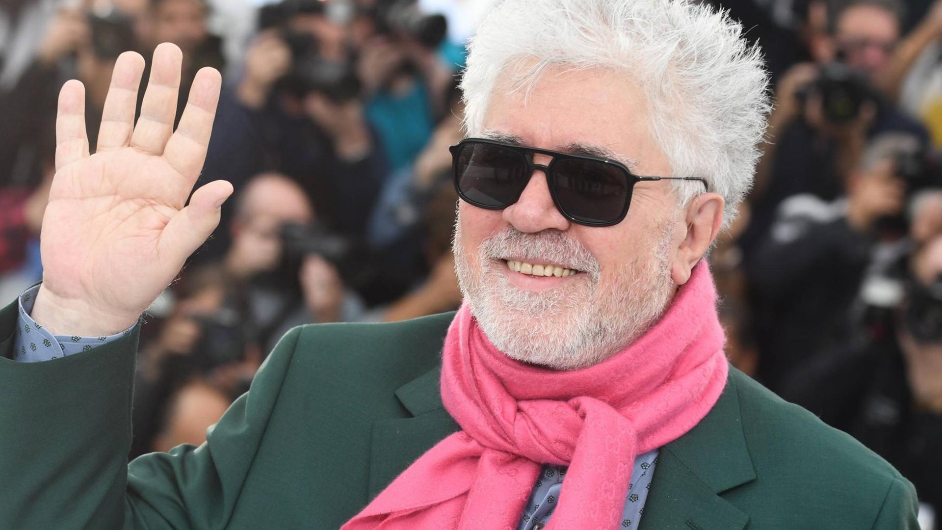 Porträt des winkenden spanischen Regisseurs Pedro Almodóvar mit Sonnenbrille. Porträt des winkenden spanischen Regisseurs Pedro Almodóvar mit Sonnenbrille.