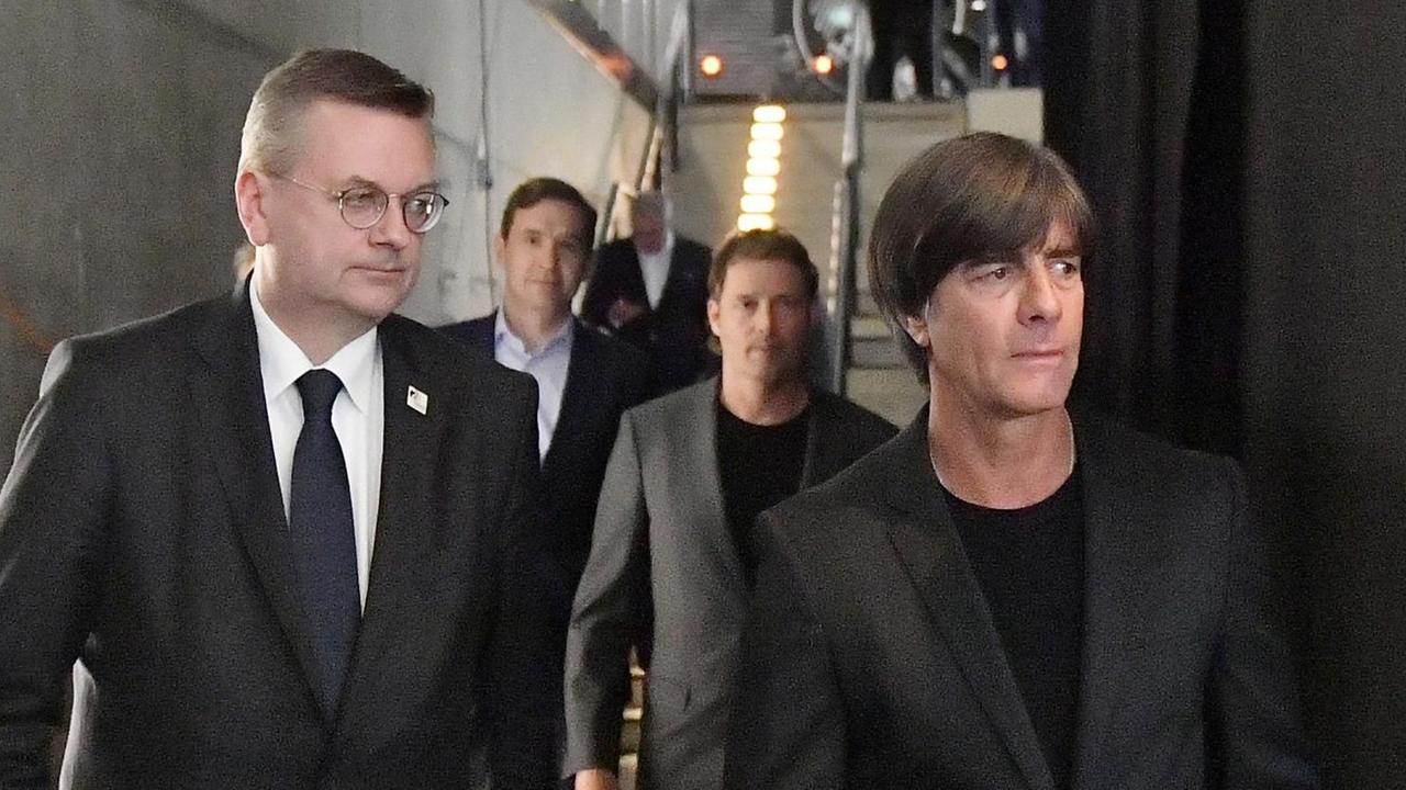 Bundestrainer Löw und DFB-Präsident Grindel bei der Bekanntgabe des WM-Kaders Bundestrainer Löw und DFB-Präsident Grindel bei der Bekanntgabe des WM-Kaders